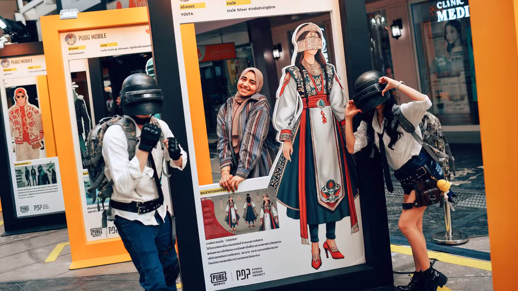 cosplay de criadores de pubg mobile posando com adereços.