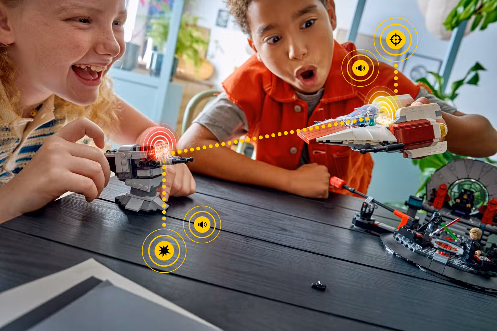 Uma foto do estilo de vida dos conjuntos Lego Smart Play A-Wing e Throne Room Duel Lego