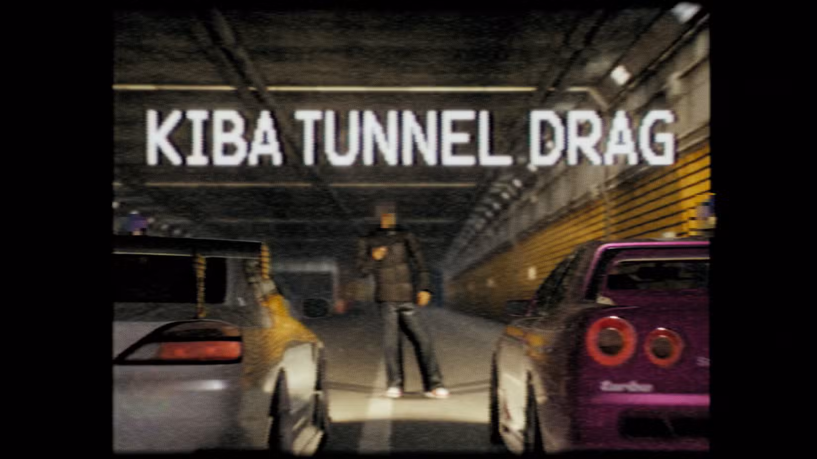 Uma tela granulada com a legenda KIBA TUNNEL DRAG mostra carros fazendo fila para correr em Night-Runners