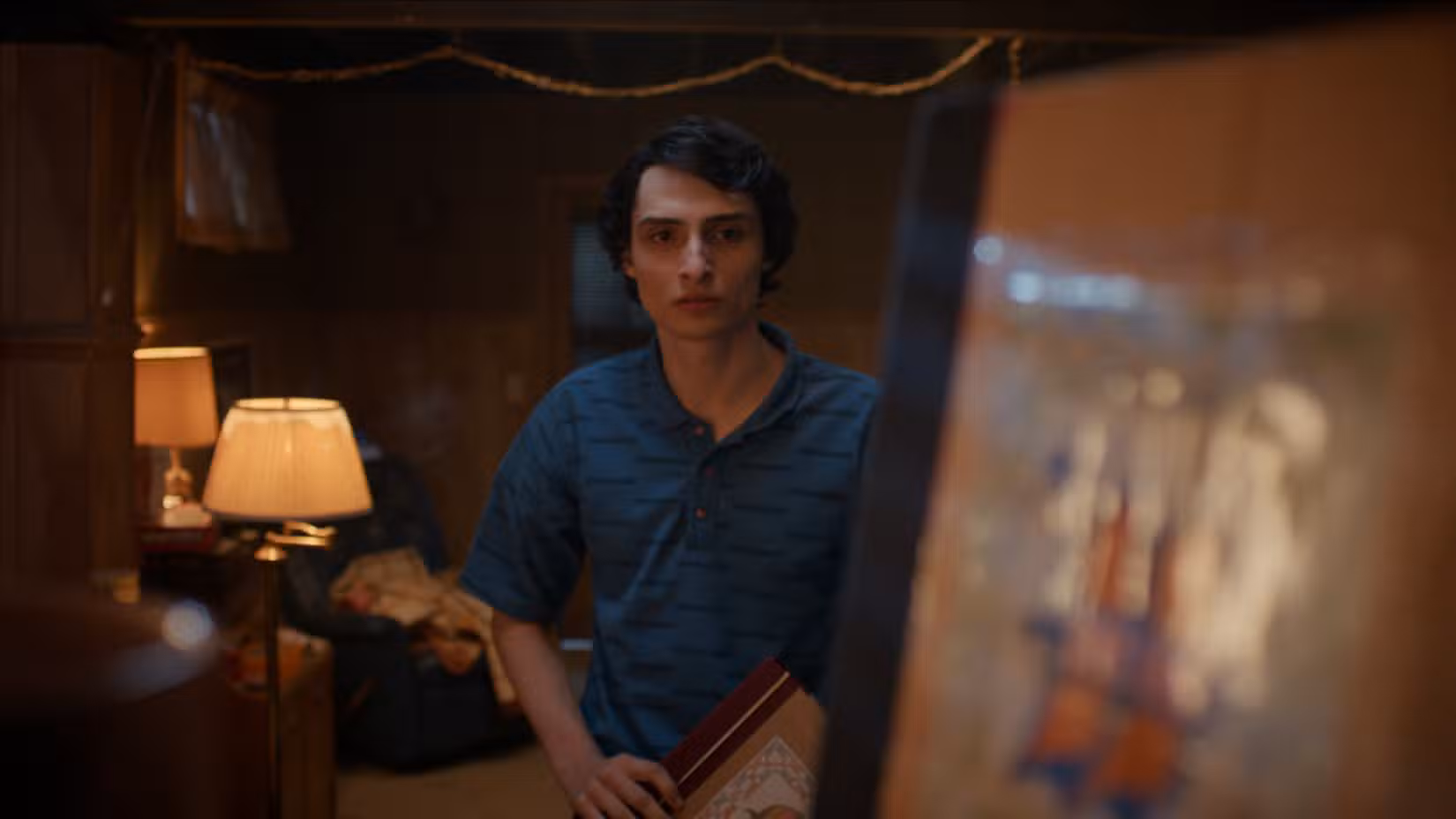 Mike (Finn Wolfhard) guarda sua pasta de D&D na 5ª temporada de Stranger Things