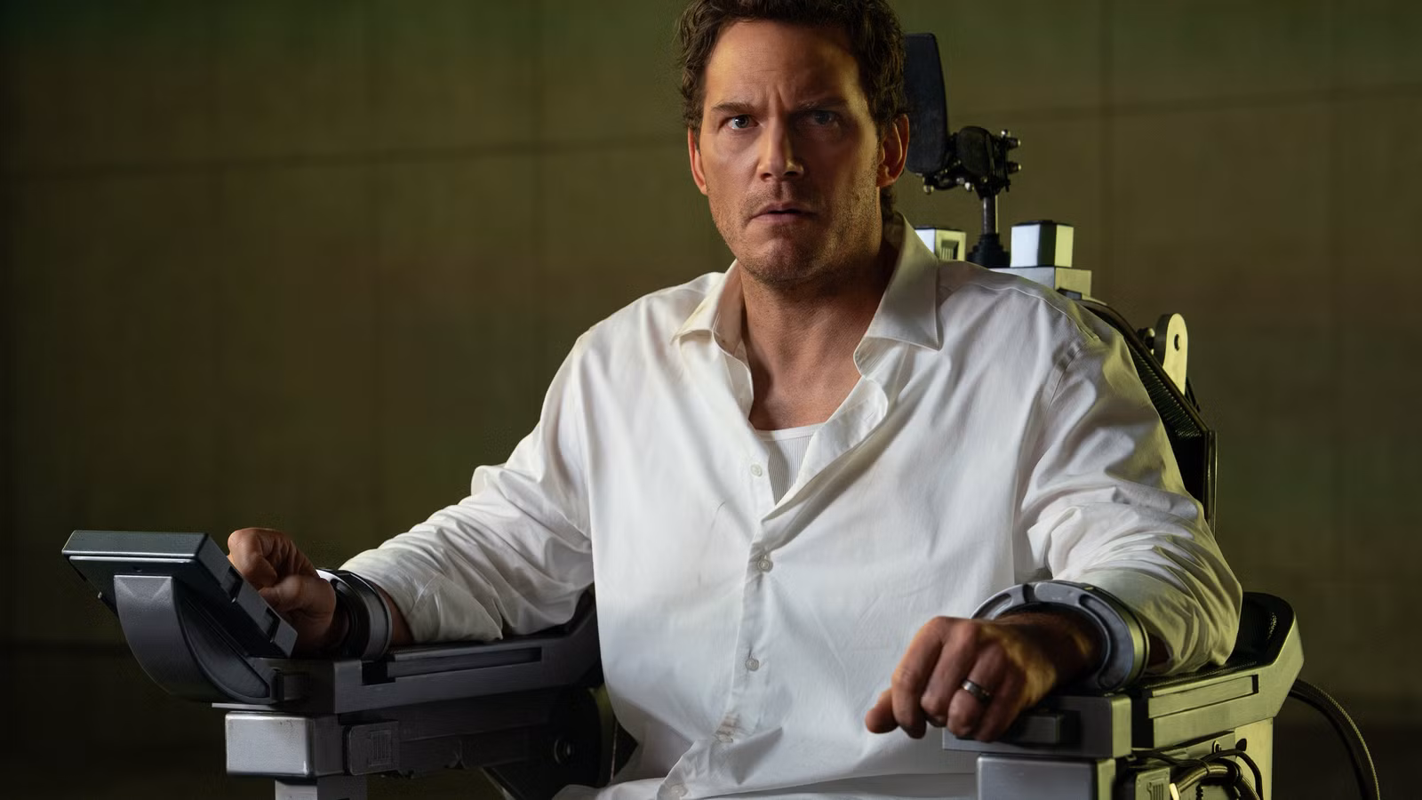 Chris Pratt trancado em uma cadeira de metal no Mercy