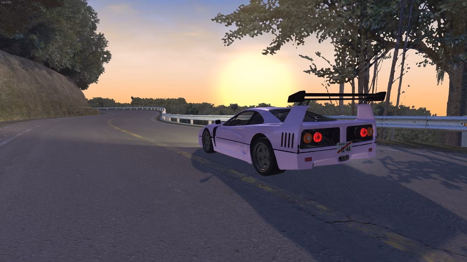 Um carro roxo dirigindo em direção ao pôr do sol em uma captura de tela do Initial Drift Online