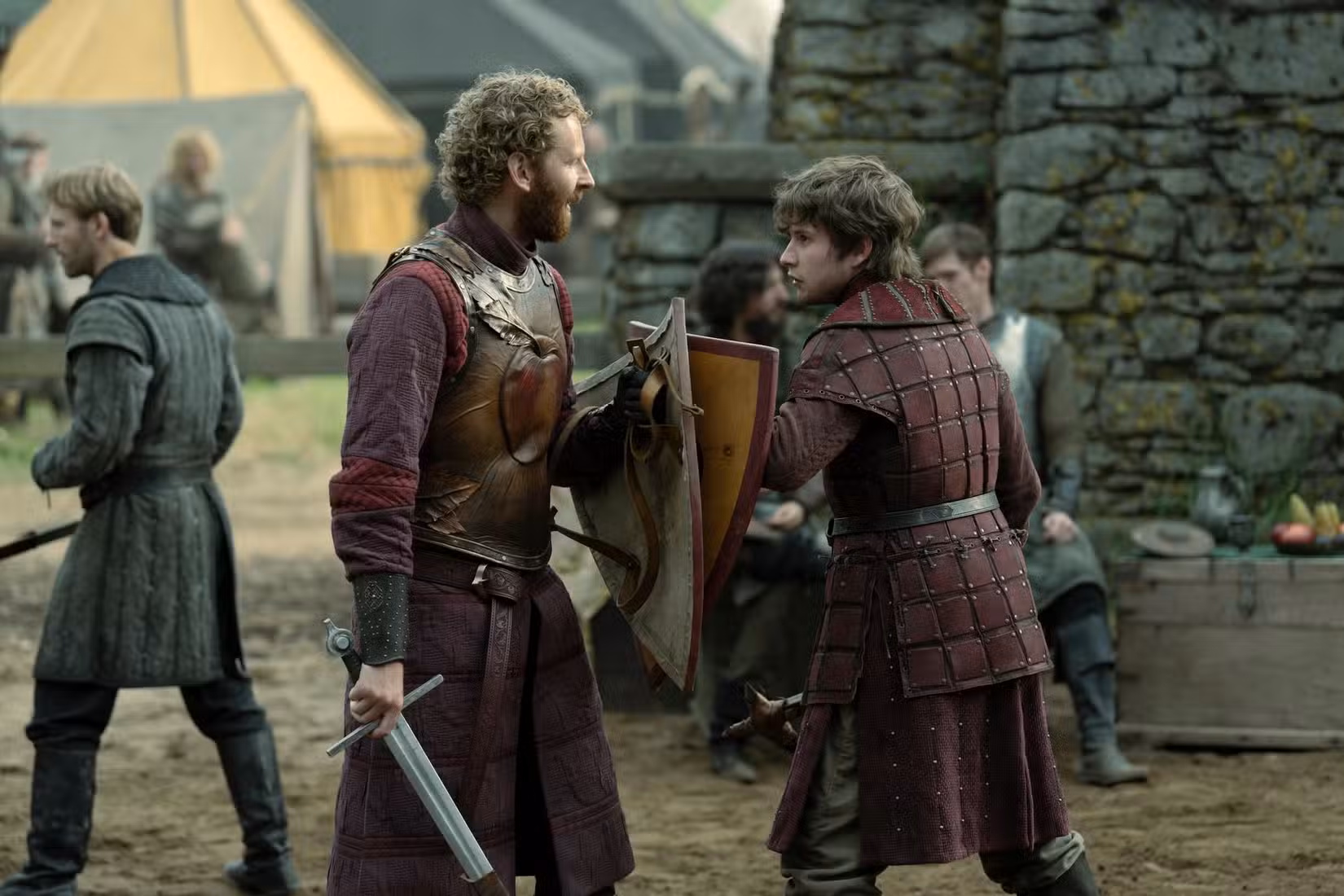Dois homens em armaduras de couro acolchoadas se enfrentam, escudo com escudo, na prequela de Game of Thrones, Um Cavaleiro dos Sete Reinos