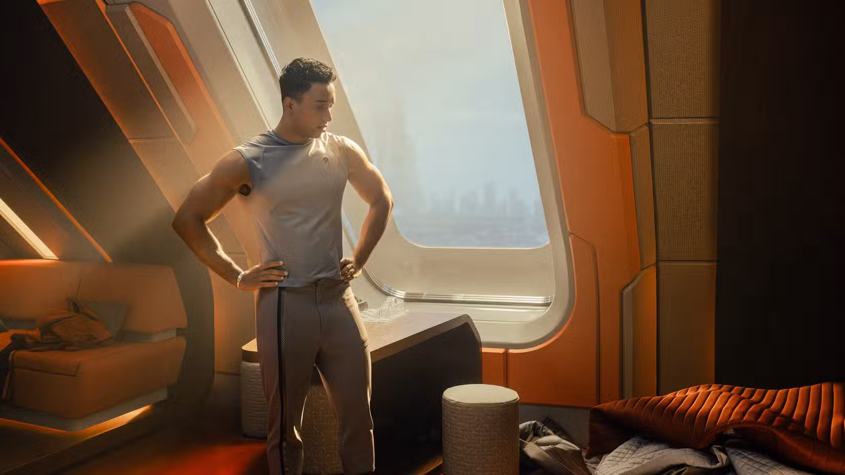 Caleb Mir (Sandro Rosta) olha para seu dormitório bagunçado na Academia da Frota Estelar