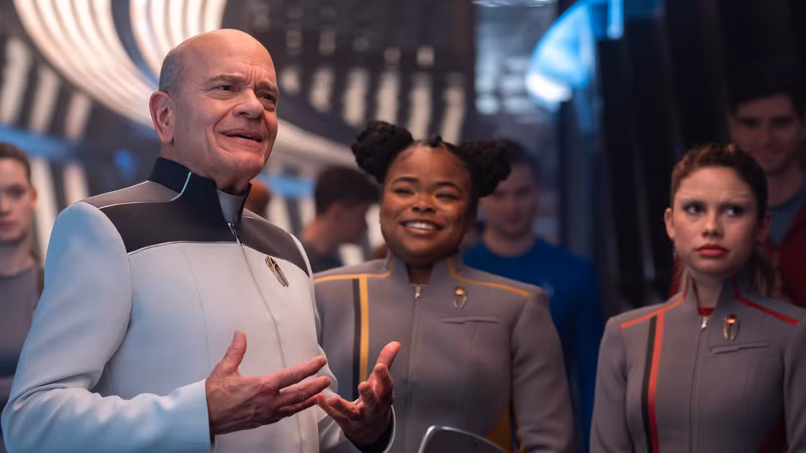 O Doutor (Robert Picardo) fala com SAM (Kerrice Brooks) e Genesis (Bella Shepard) na Academia da Frota Estelar