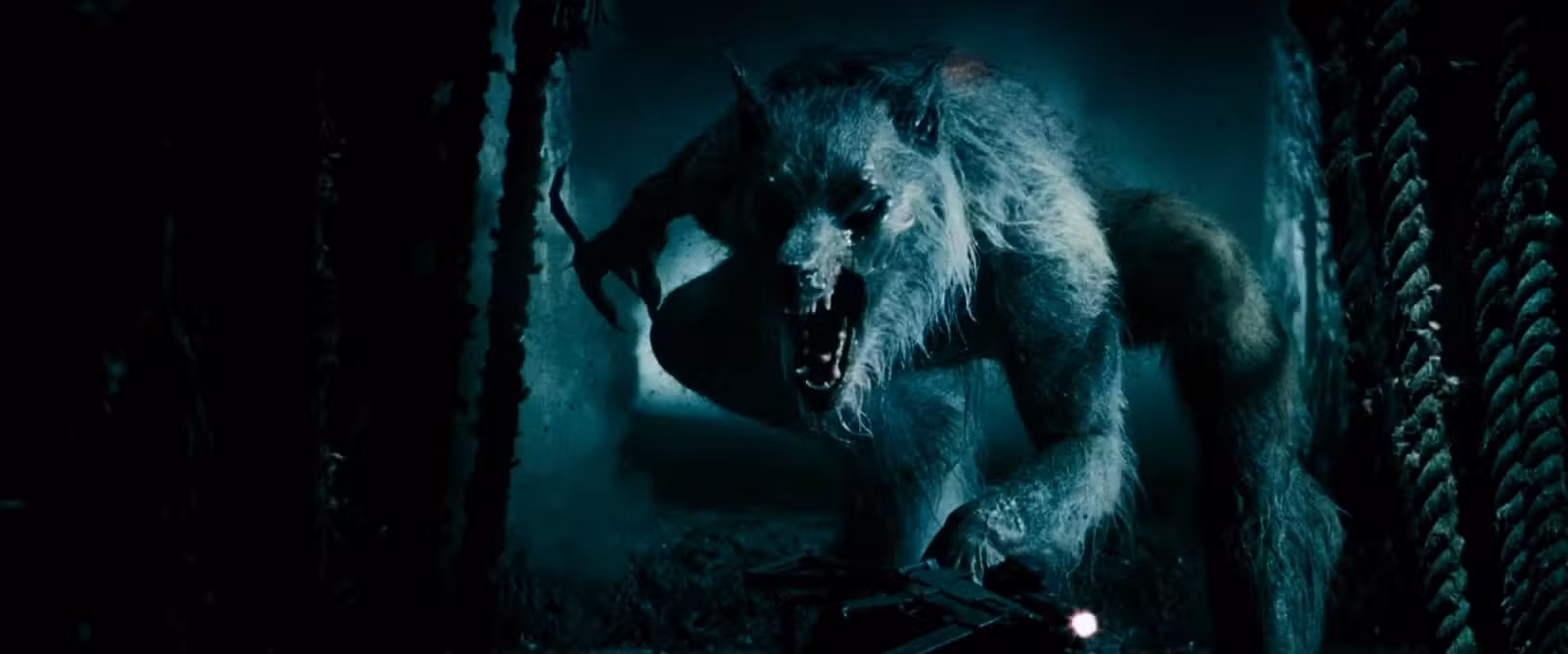 Um lobisomem se esconde no esquema de cores preto e branco e azul e cinza exclusivo do Underworld na sequência Underworld: Evolution