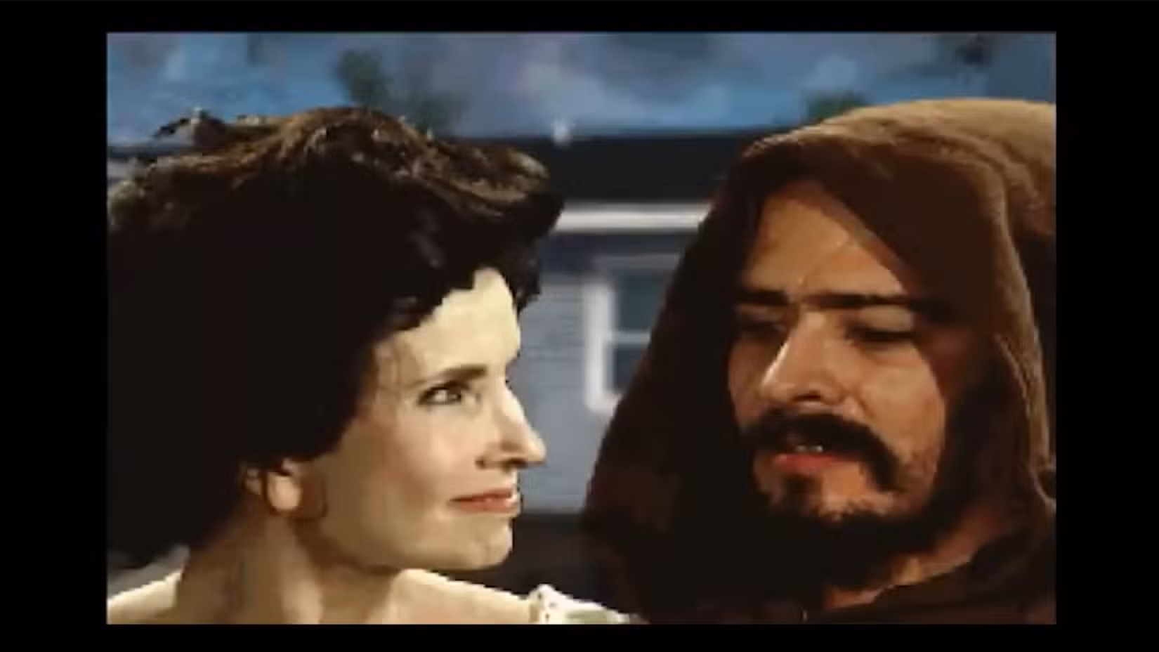 A mãe de Steve aparece ao lado de uma figura encapuzada com cicatrizes no rosto.