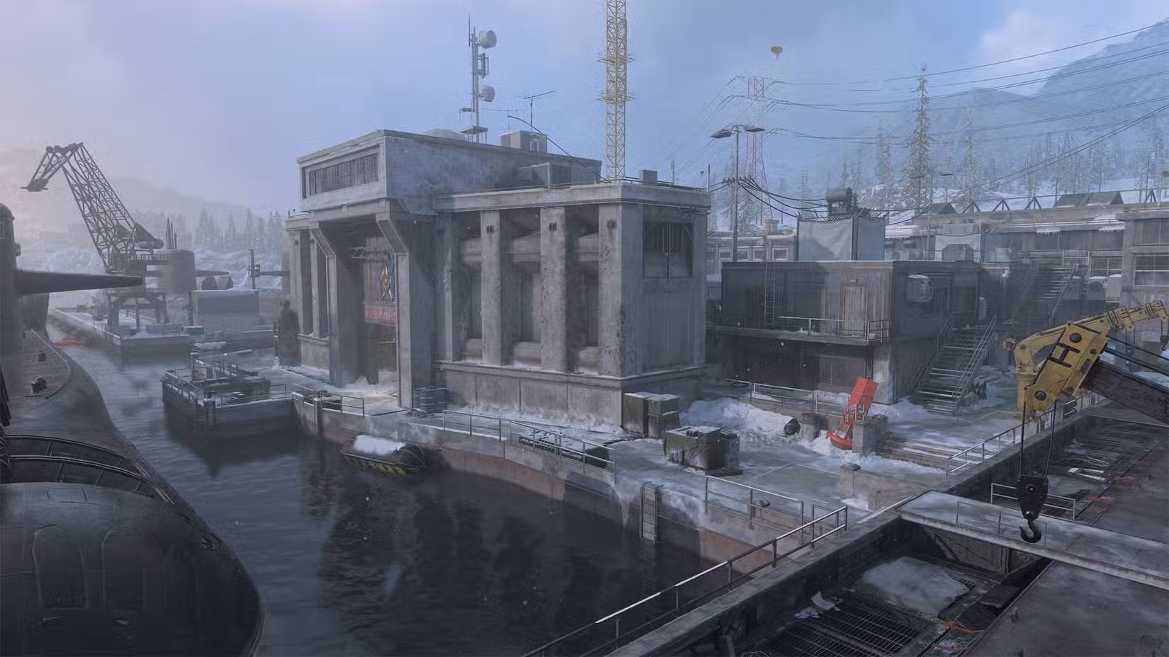 Um lado da Sub Base (remasterizada) em Modern Warfare 3 (2023), com o submarino no lado esquerdo da imagem.