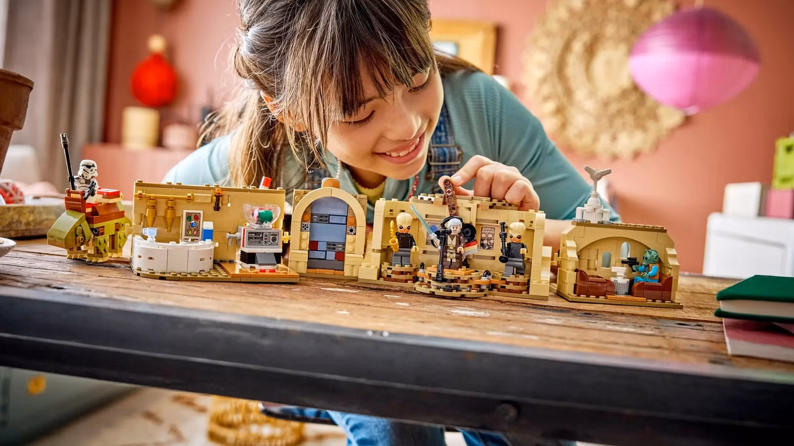 Uma criança brinca com o conjunto Mos Eisley Cantina compatível com Lego Smart Play