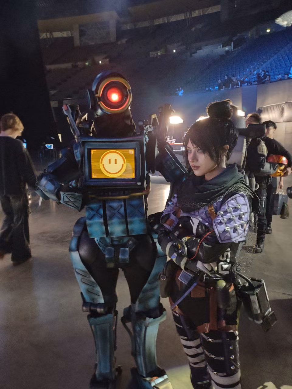 Um cosplayer Pathfinder e Wraith se esconde perto do palco do ALGS antes do início das partidas do dia.