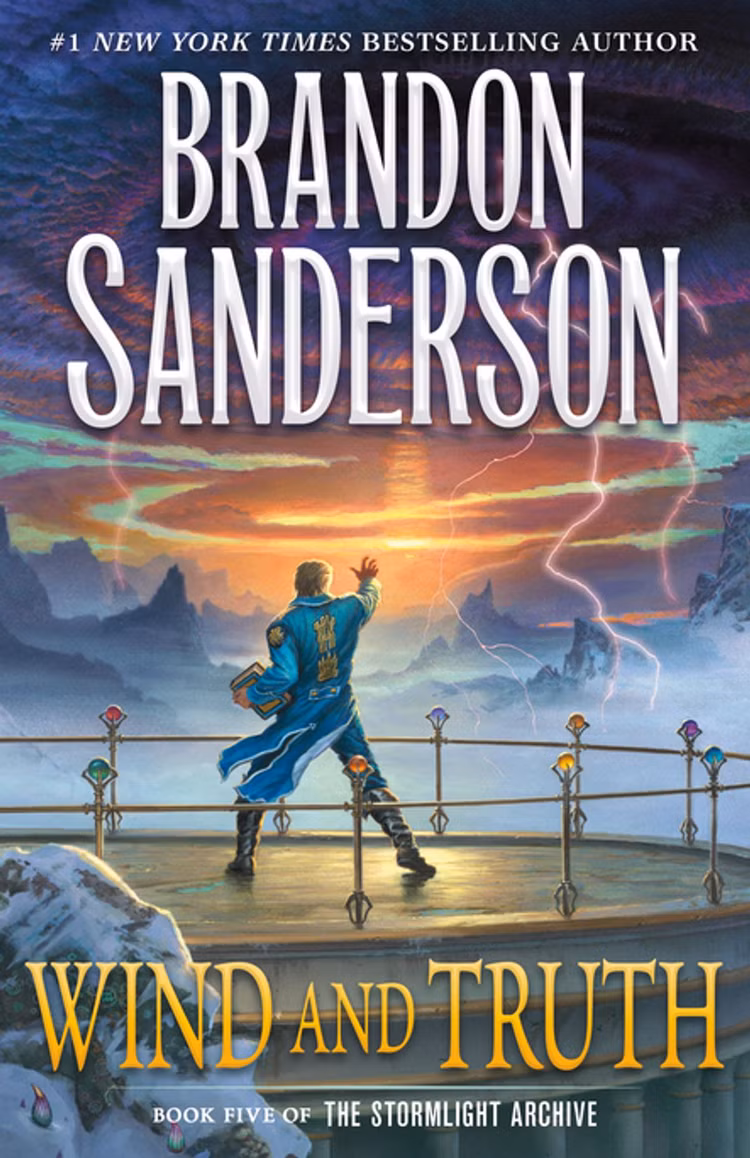 A capa de Wind and Truth, de Brandon Sanderson, com um homem com um casaco azul bordado em ouro em pé em uma varanda, uma mão levantada em direção a uma tempestade acima dele