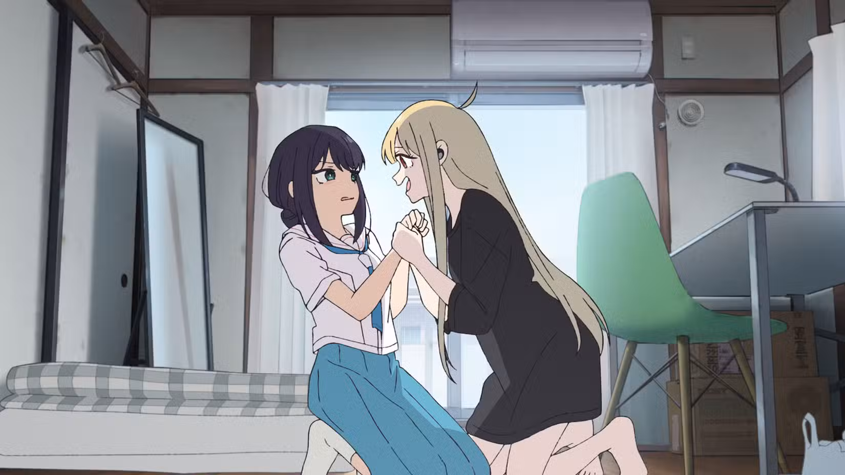 Uma Princesa Cósmica Kaguya! cena mostrando Iroha e Kaguya de mãos dadas dentro do pequeno apartamento de Iroha