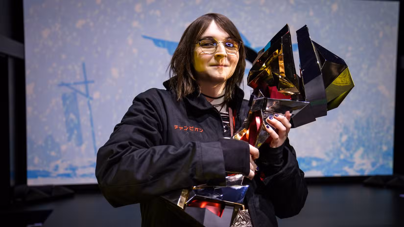 O treinador do Oblivion, RubyKaster, segura o troféu do campeonato ALGS do ano 5