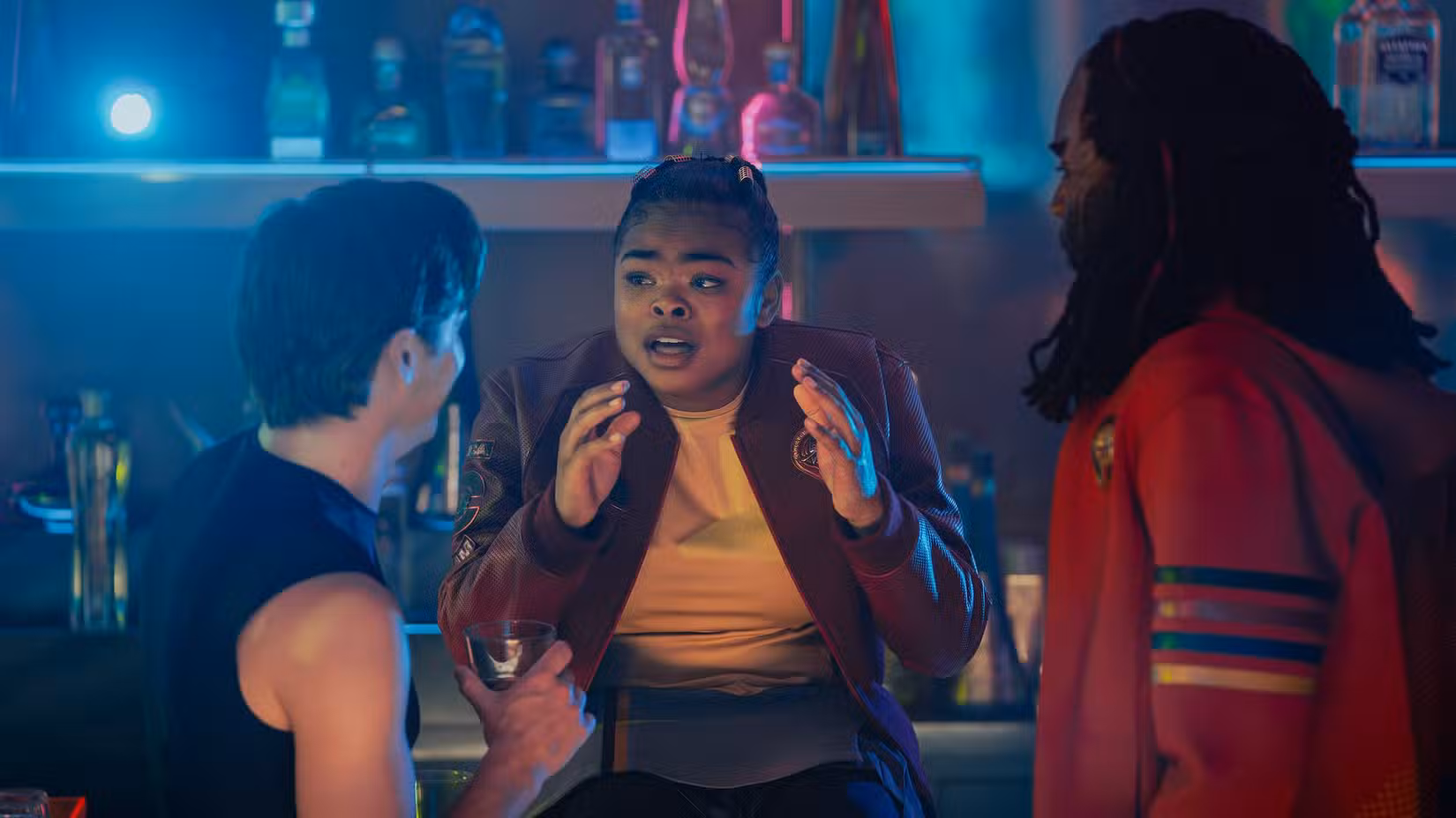 Sam (Kerrice Brooks), uma jovem bêbada, vestida com saia e meia-calça, senta-se em um bar e conversa com dois colegas estudantes.