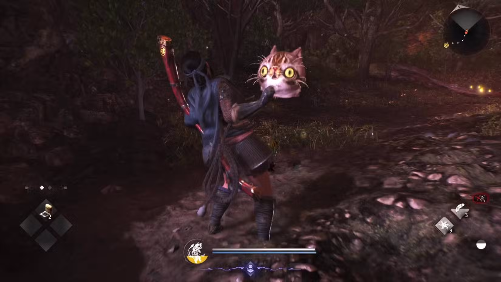 O jogador de Nioh 3 sendo surpreendido por um Scampuss.