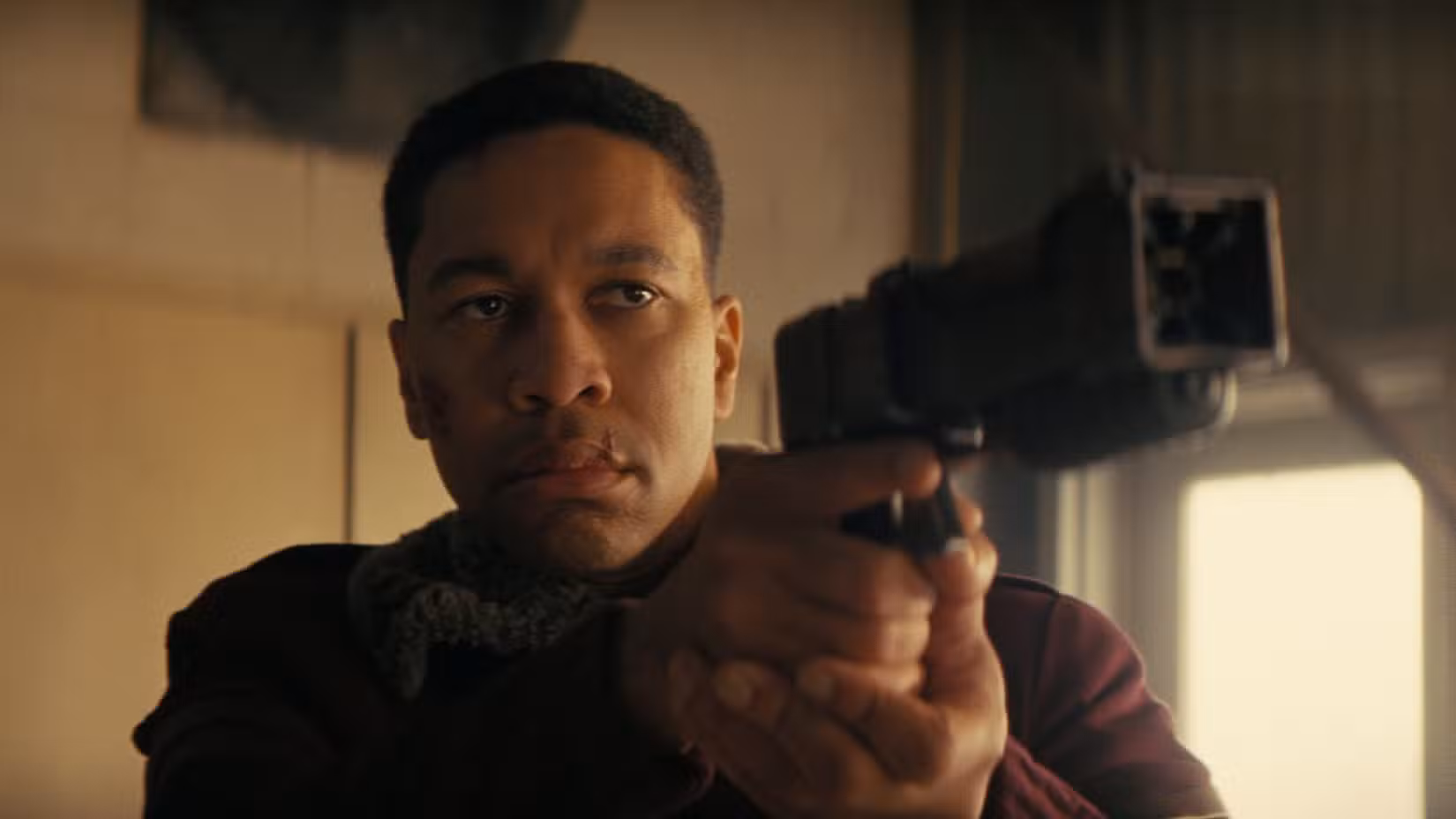 Maximus aponta uma arma na 2ª temporada de Fallout