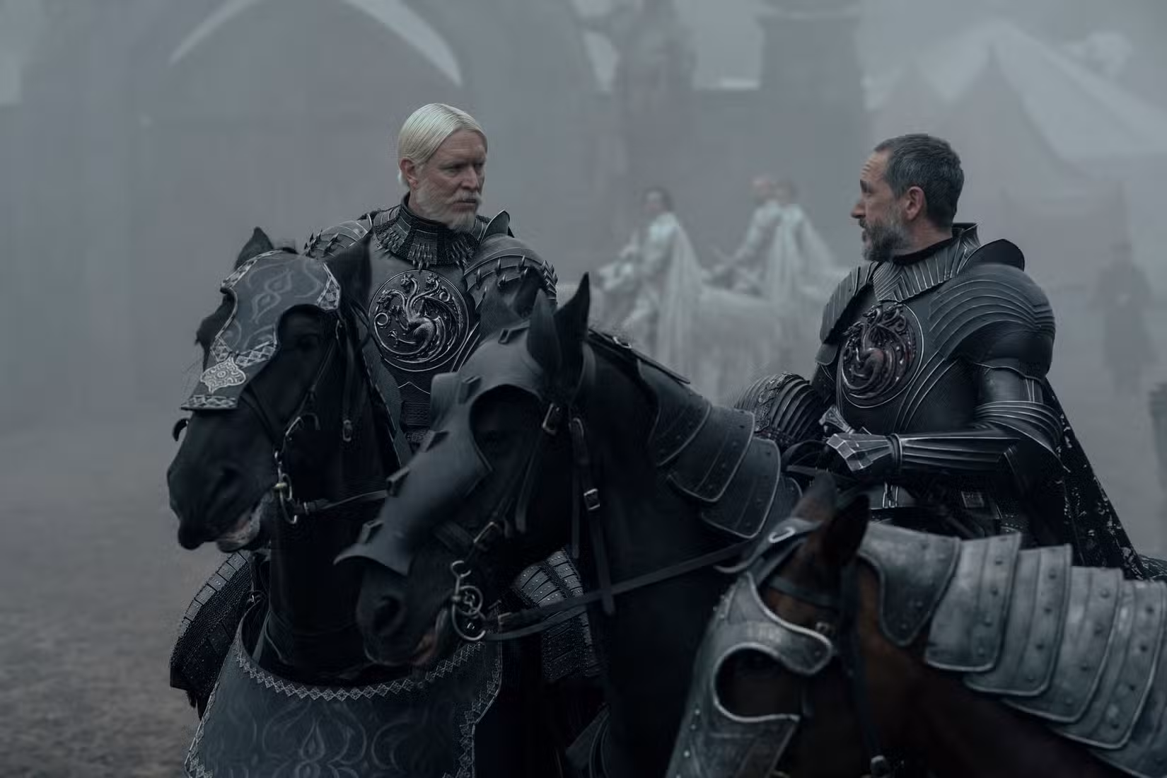 Baelor e Maekar Targaryen conversam usando armadura a cavalo em O Cavaleiro dos Sete Reinos