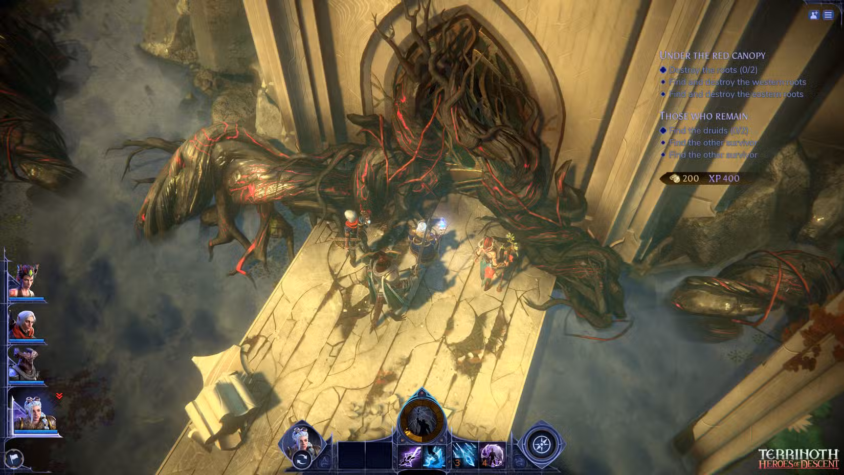 Um grupo de quatro aventureiros está em uma ponte de pedra em frente a um portão de metal coberto de trepadeiras com veios vermelhos em Terinoth: Heroes of Descent