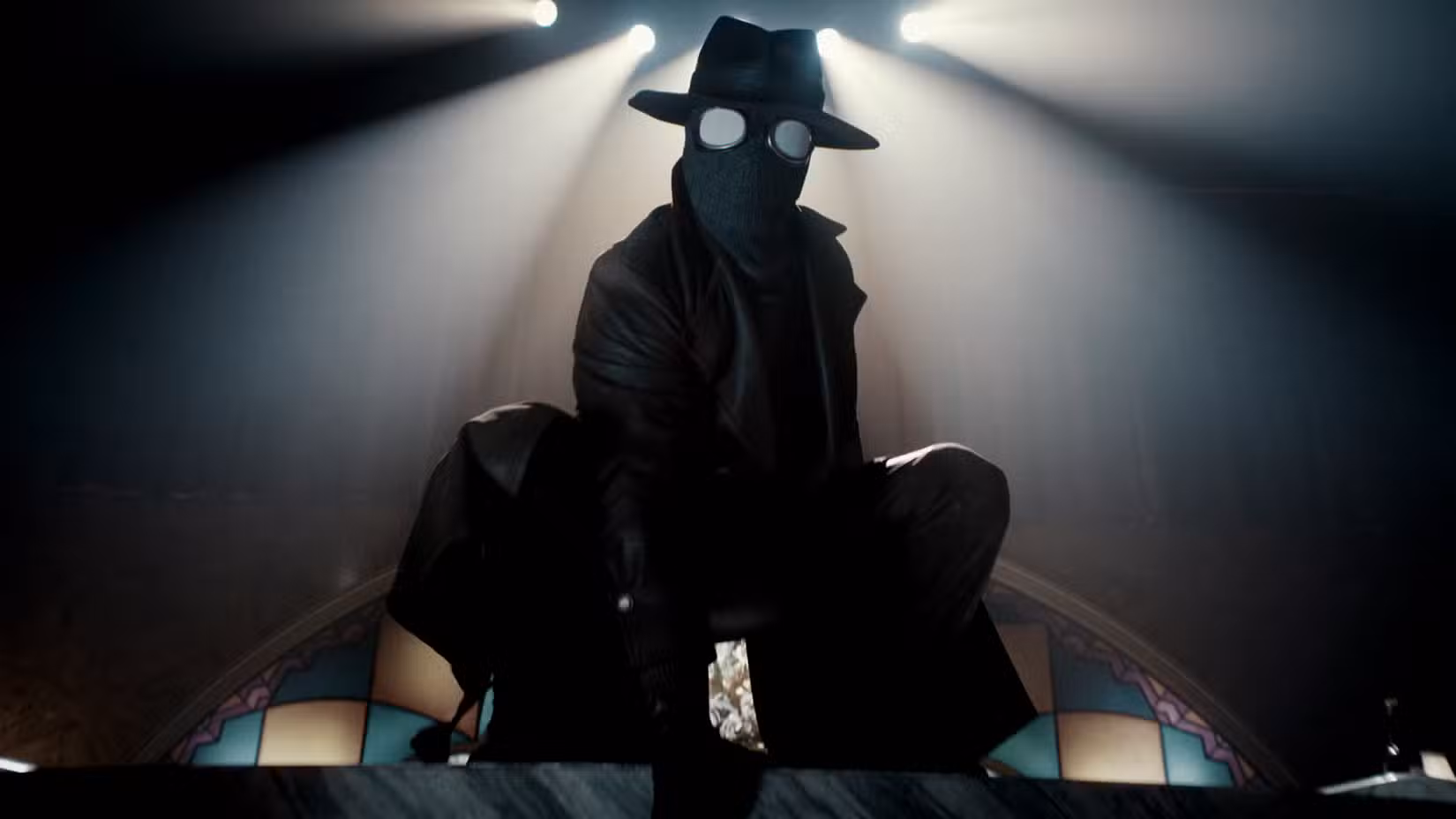 Spider-Noir (Nic Cage) usando uma máscara preta com olhos brancos e um chapéu de feltro empoleirado em frente a um vitral em Spider-Noir
