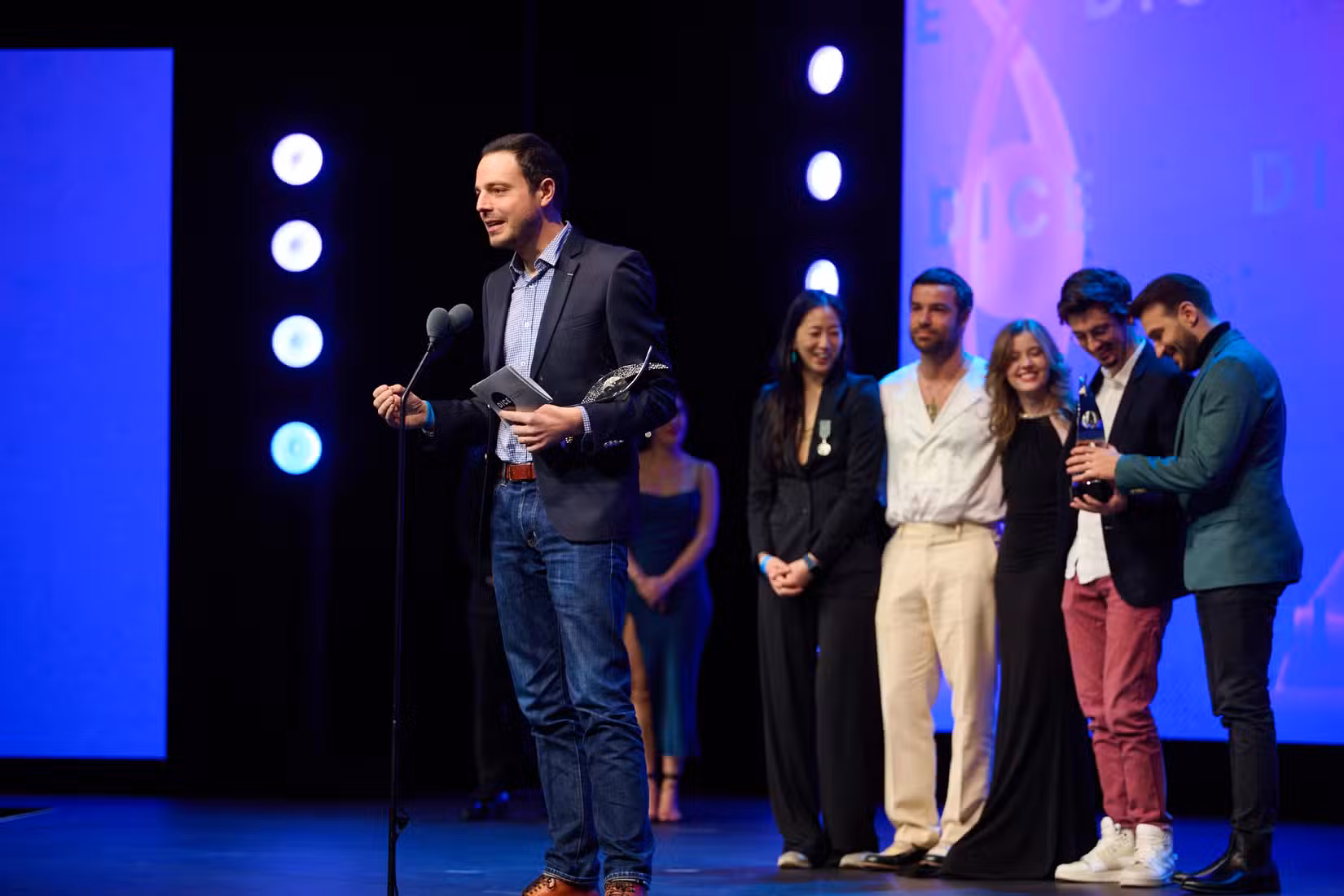 A equipe Sandfall Inteactive recebe o Prêmio DICE de Jogo do Ano