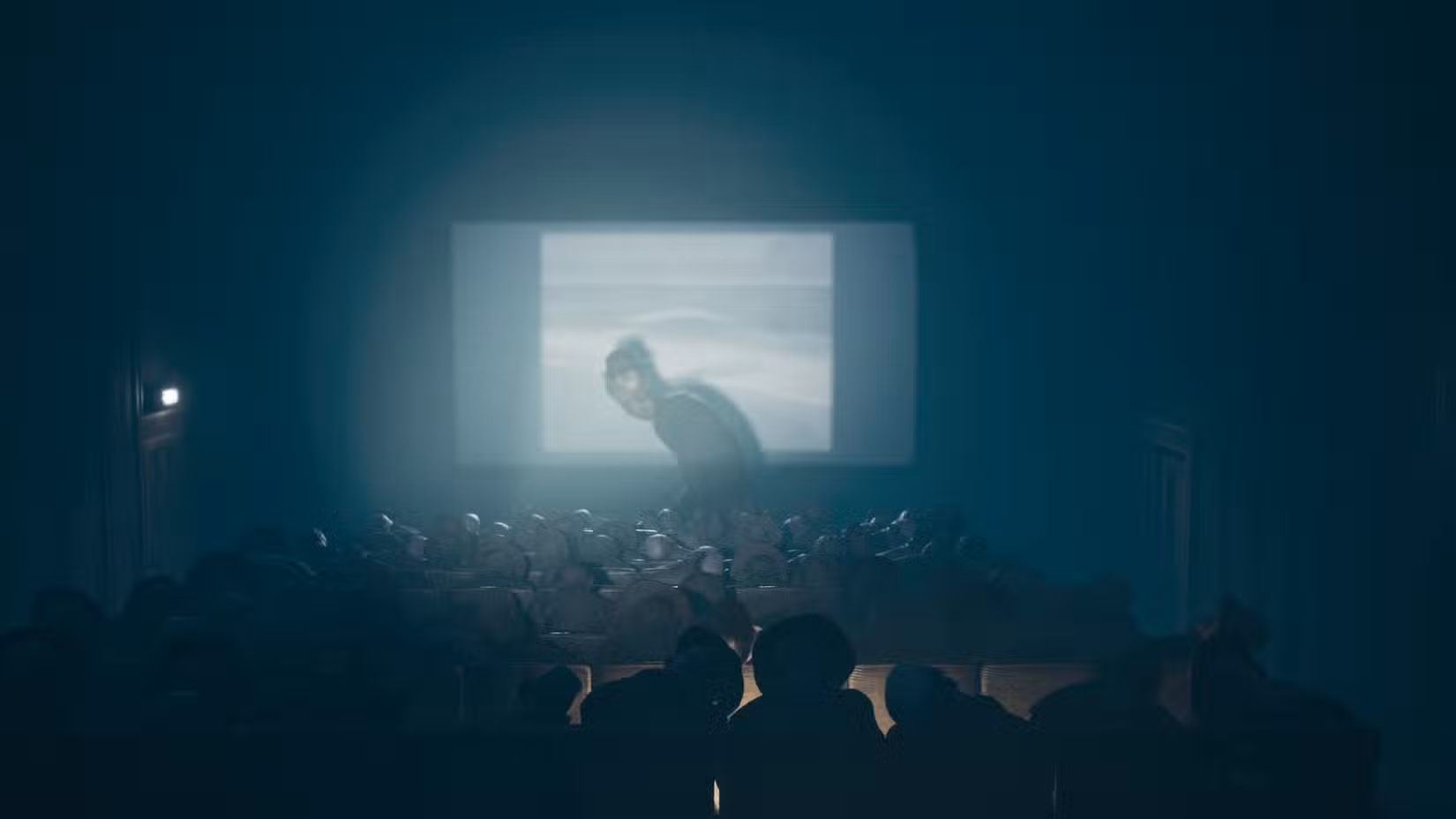 Um monstro caminha por um cinema em Reanimal.