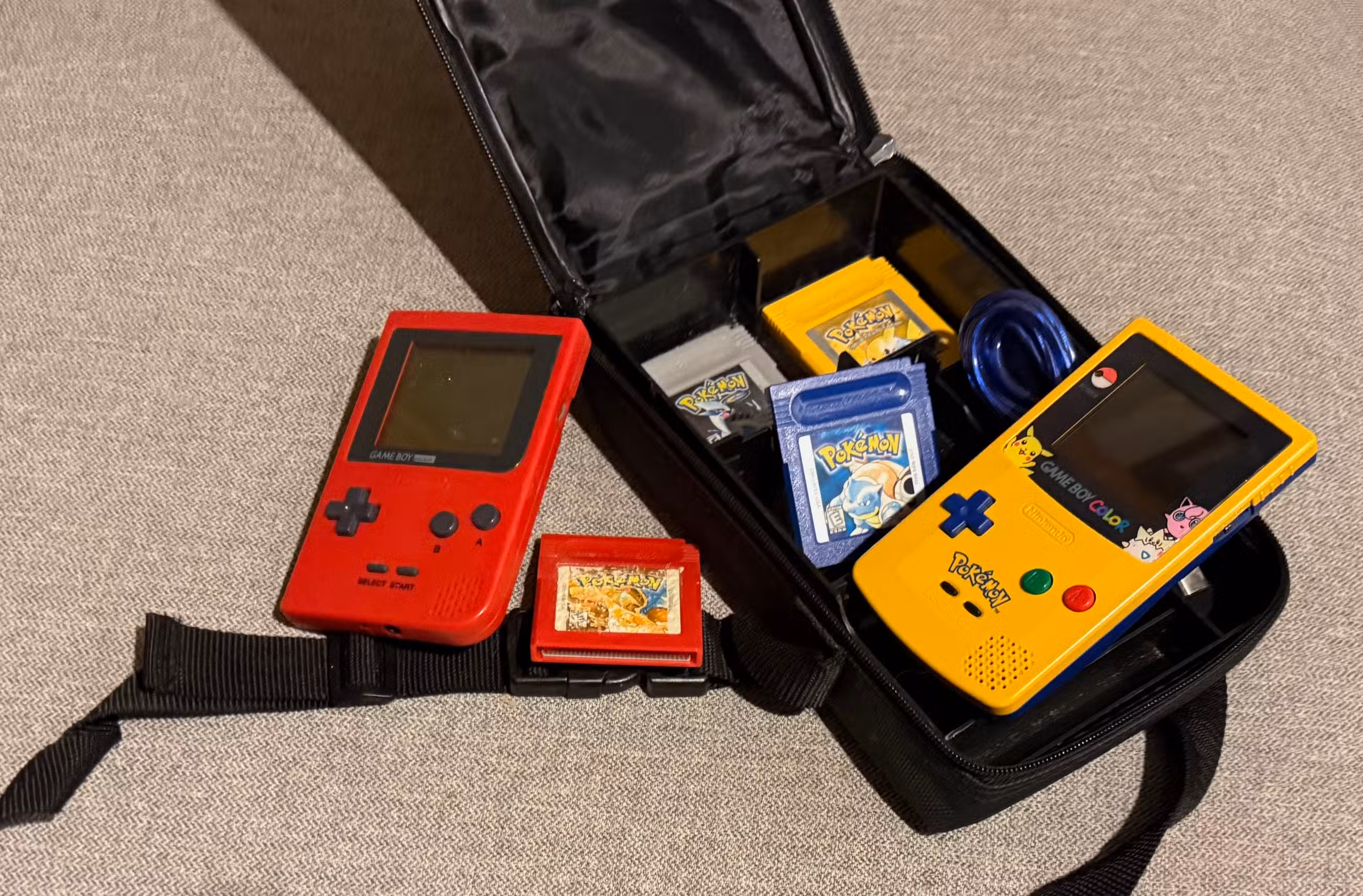 Imagem de dois jogos de Game Boys e quatro Pokémon