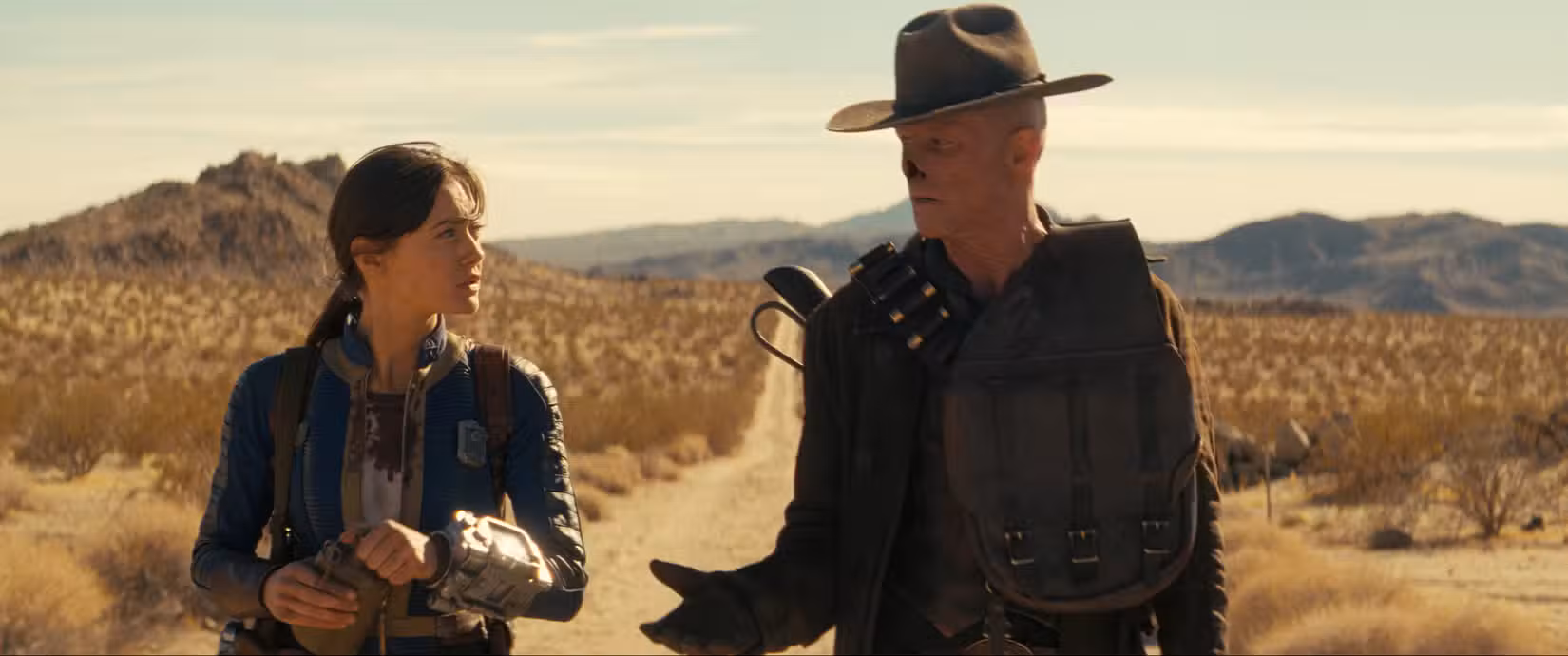 Lucy (Ella Purnell) e The Ghoul (Walton Goggins) viajam juntos pelo Mojave Wasteland, a caminho de New Vegas em Fallout