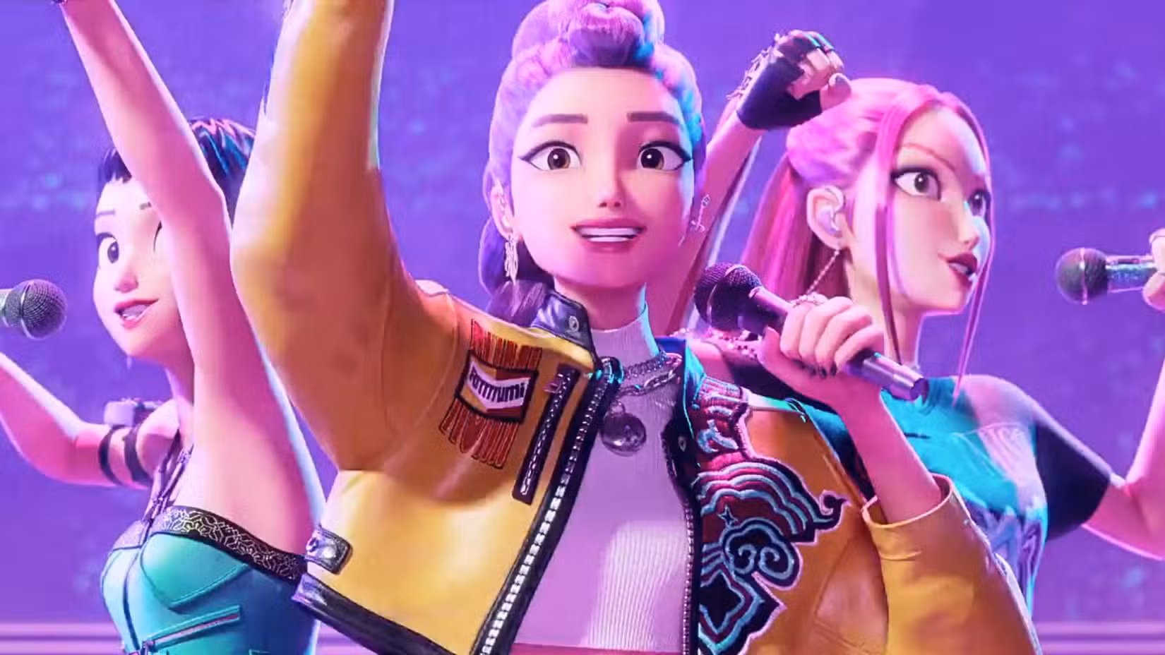 Uma captura de tela da Sony Animation e KPop Demon Hunters da Netflix. Mostra Zoey, Rumi e Mira de costas um para o outro, cantando.