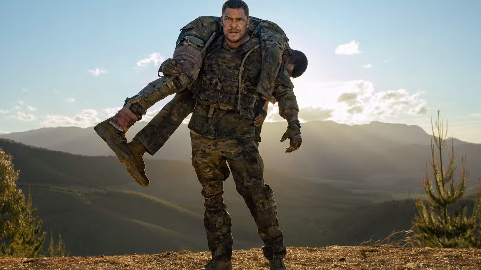 Máquina de Guerra. (LR) Alan Ritchson como 81 e Stephan James como 7 em War Machine. 