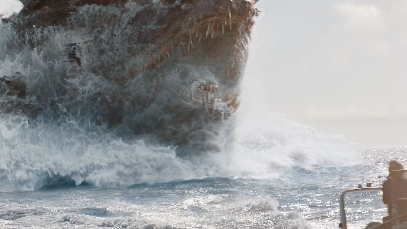 Titan X abre sua boca gigante e cheia de dentes enquanto persegue uma lancha em Monarch: Legacy of Monsters