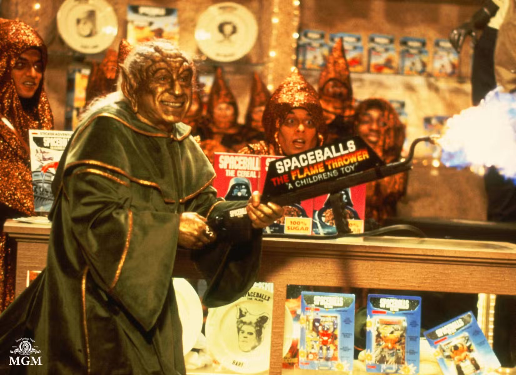 Mel Brooks como Yoda parodia Yogurt em Spaceballs, vendendo mercadorias.