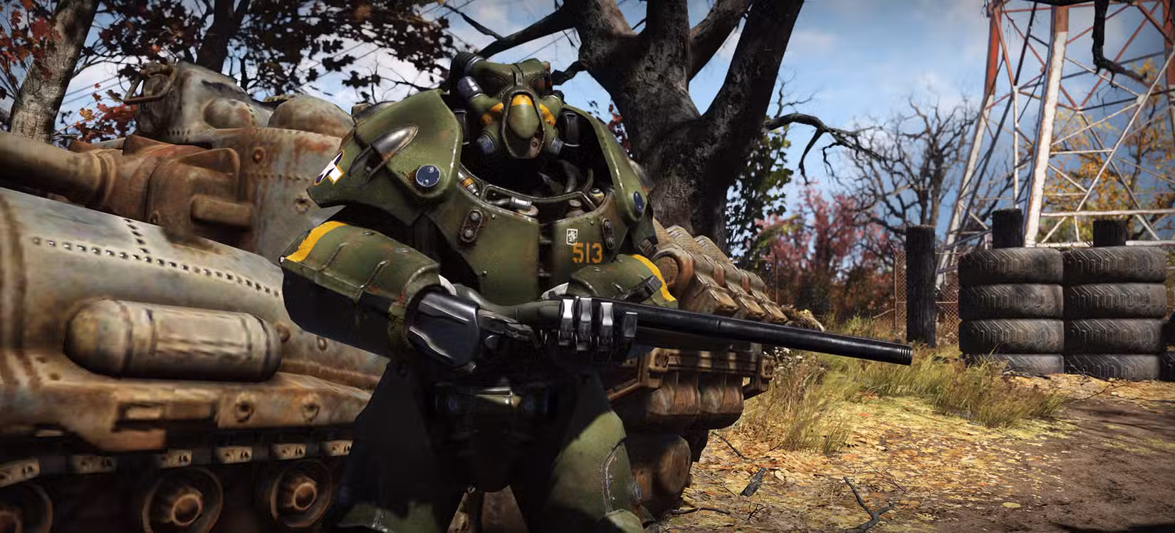 Fallout 76 - Um jogador com uma armadura poderosa estilo Enclave pintou poses verdes escuras com uma arma intimidante nas mãos.