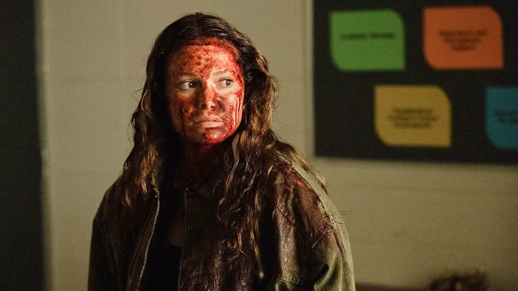 Sloane de Olivia Holt, completamente coberto de sangue vermelho brilhante em This Is Not a Test