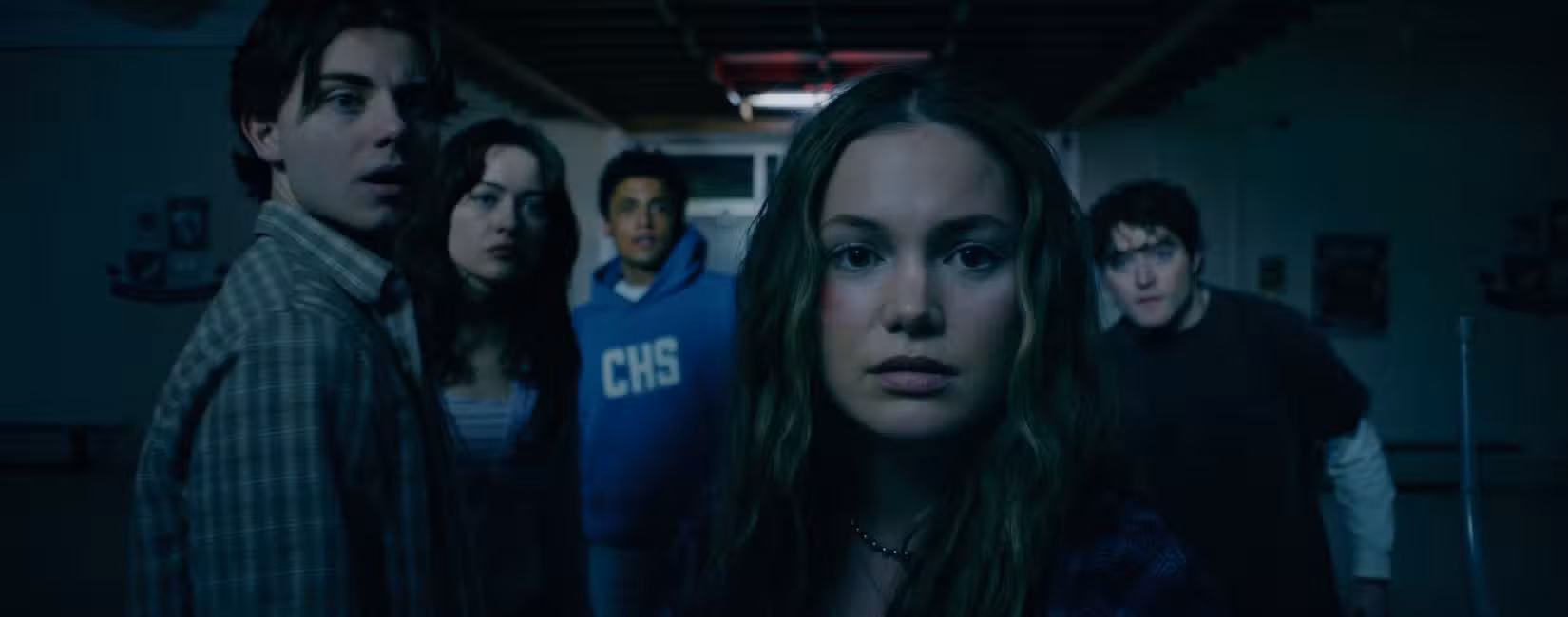 O elenco de This Is Not a Test olhando para a câmera