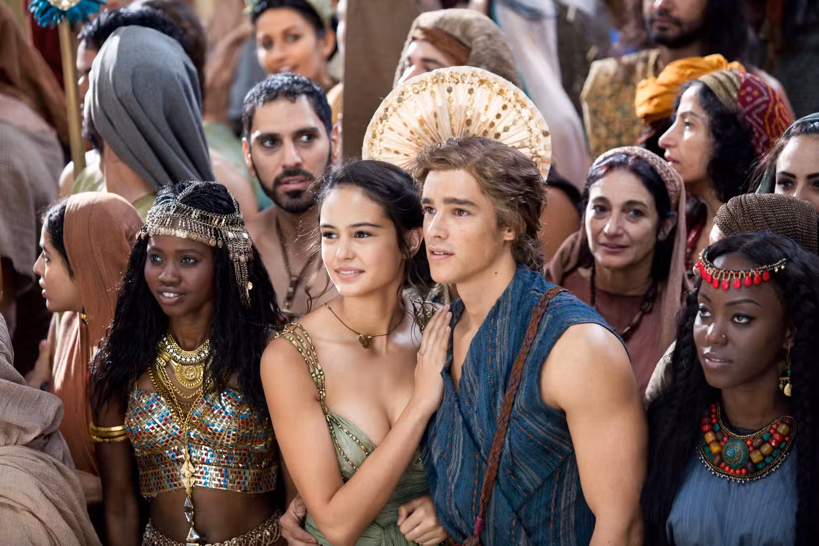 Brenton Thwaites e Courtney Eaton, dois dos protagonistas brancos de Gods of Egypt, cercados por figurantes mais culturalmente diversos