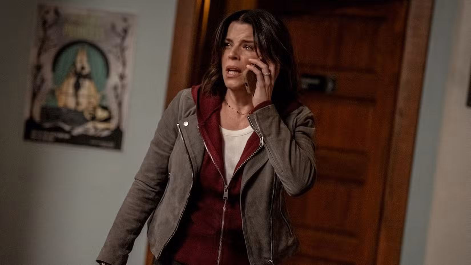 Sidney Prescott (Neve Campbell) parece angustiada enquanto fala ao celular em uma cena de Pânico 7