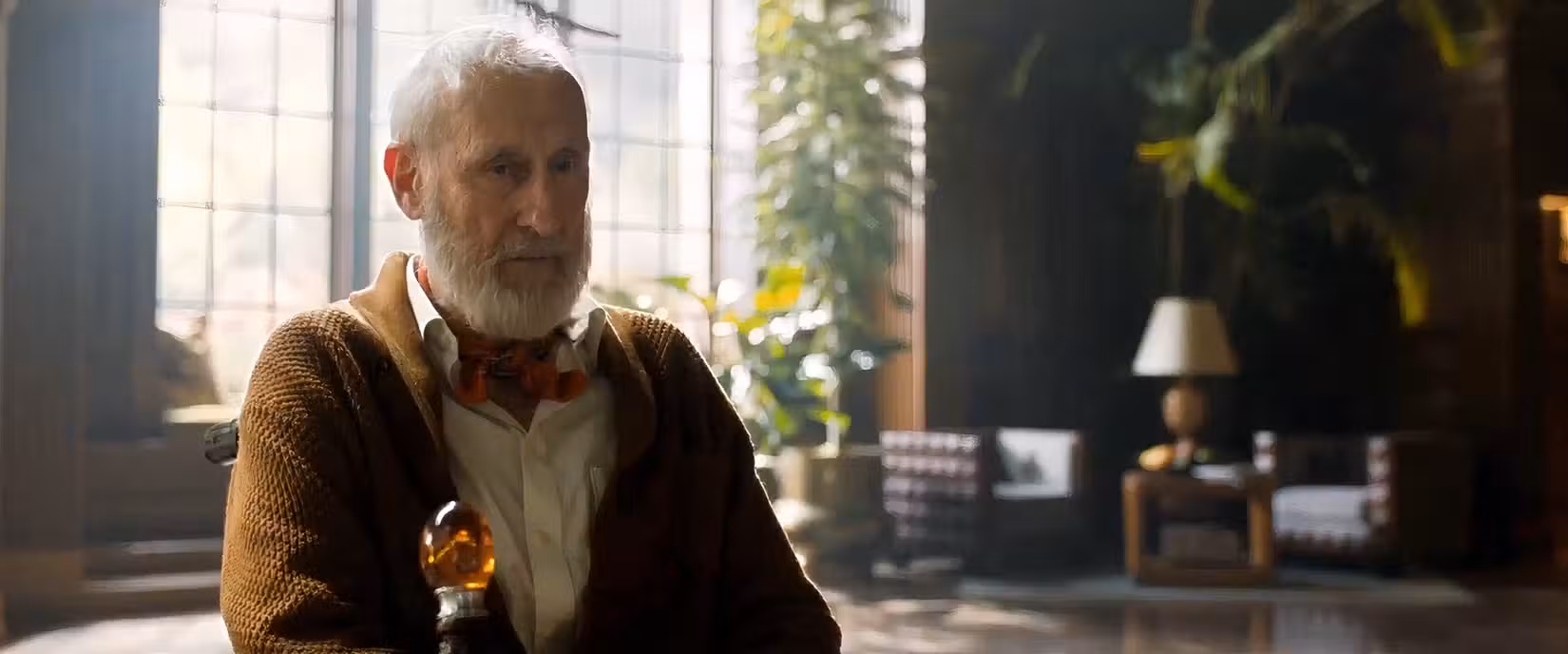 Benjamin Lockwood com a mesma bengala que John Hammond tinha