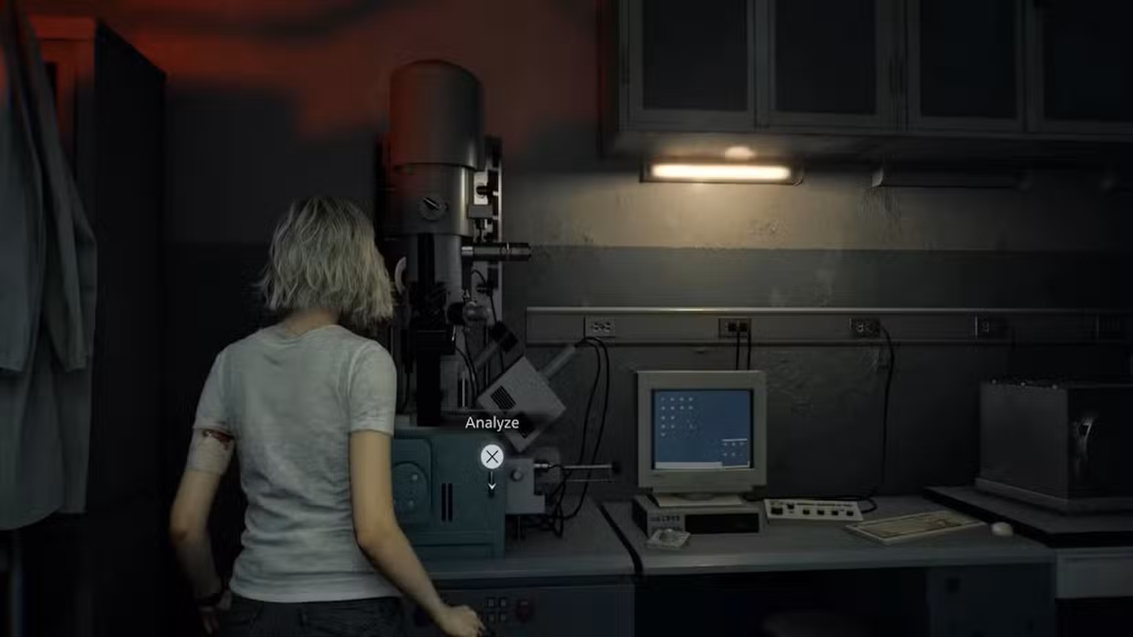 Grace se aproximando de um analisador de amostras de sangue em Resident Evil Requiem