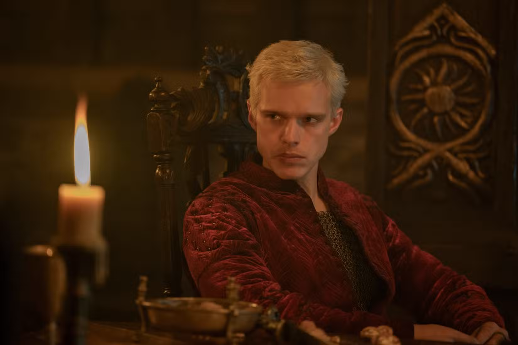 Aerion Targaryen (Finn Bennett), um homem de aparência ranzinza com um hematoma proeminente na boca e cabelo loiro-claro cortado curto, em O Cavaleiro dos Sete Reinos