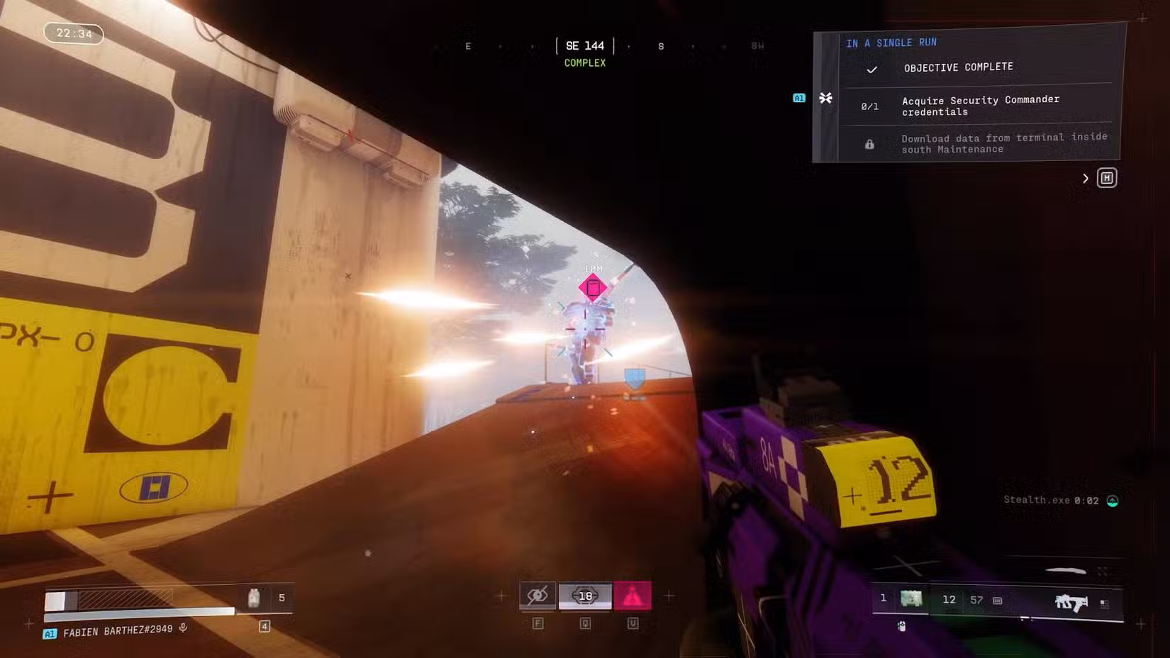 O jogador da Maratona atirando no Comandante de Segurança.