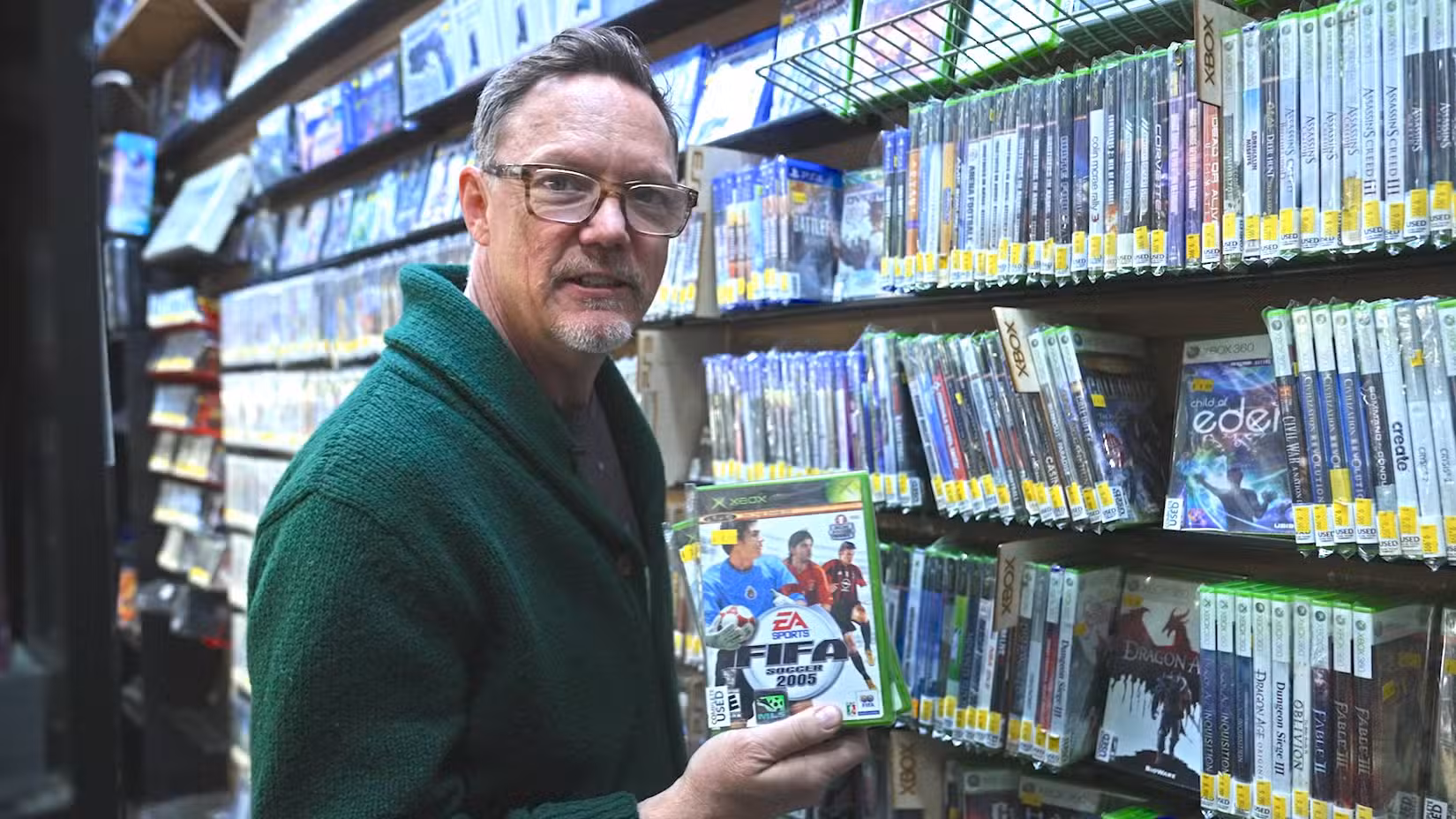 Matthew Lillard navegando em videogames em Nova York no Shelf Quest