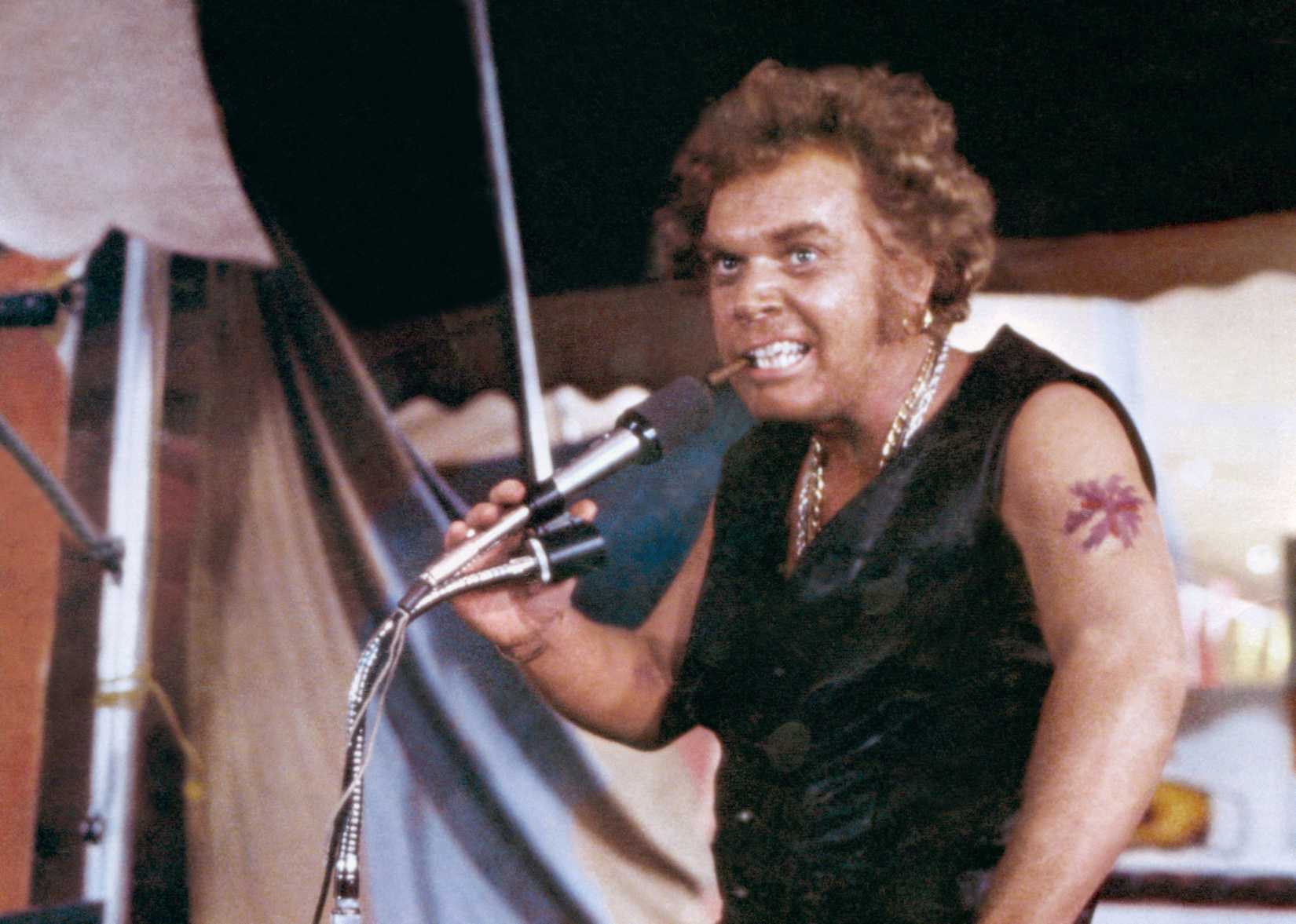 Kevin Conway como apresentador de carnaval