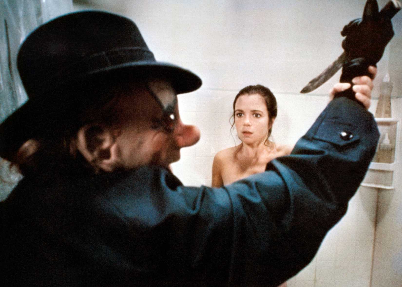 um menino com uma máscara assustadora assusta sua irmã no chuveiro