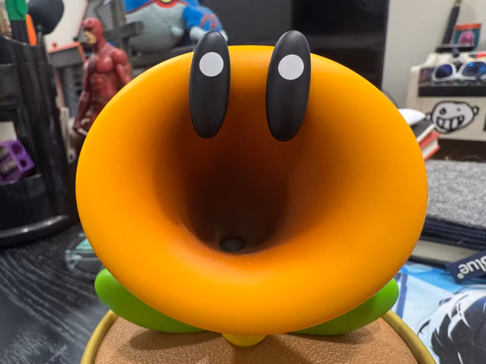 Um brinquedo Talking Flower é mostrado em close.