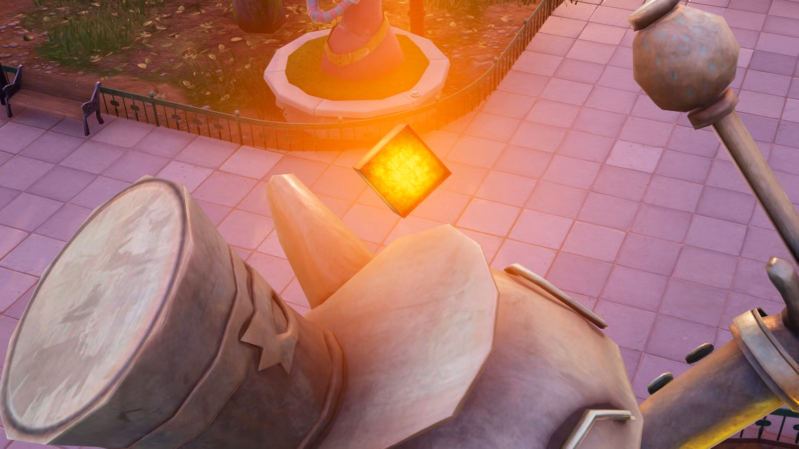 Um cubo do caos, um cubo laranja brilhante, flutuando acima de uma estátua em Fortnite.