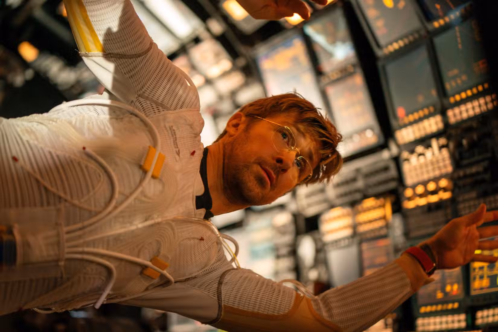 O astronauta Ryland Grace (Ryan Gosling) flutua lateralmente em gravidade zero em uma nave espacial no Projeto Hail Mary