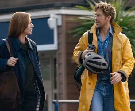 Eva Stratt (Sandra Huller) e Ryland Grace (Ryan Gosling) caminham juntas ao ar livre no Projeto Ave Maria