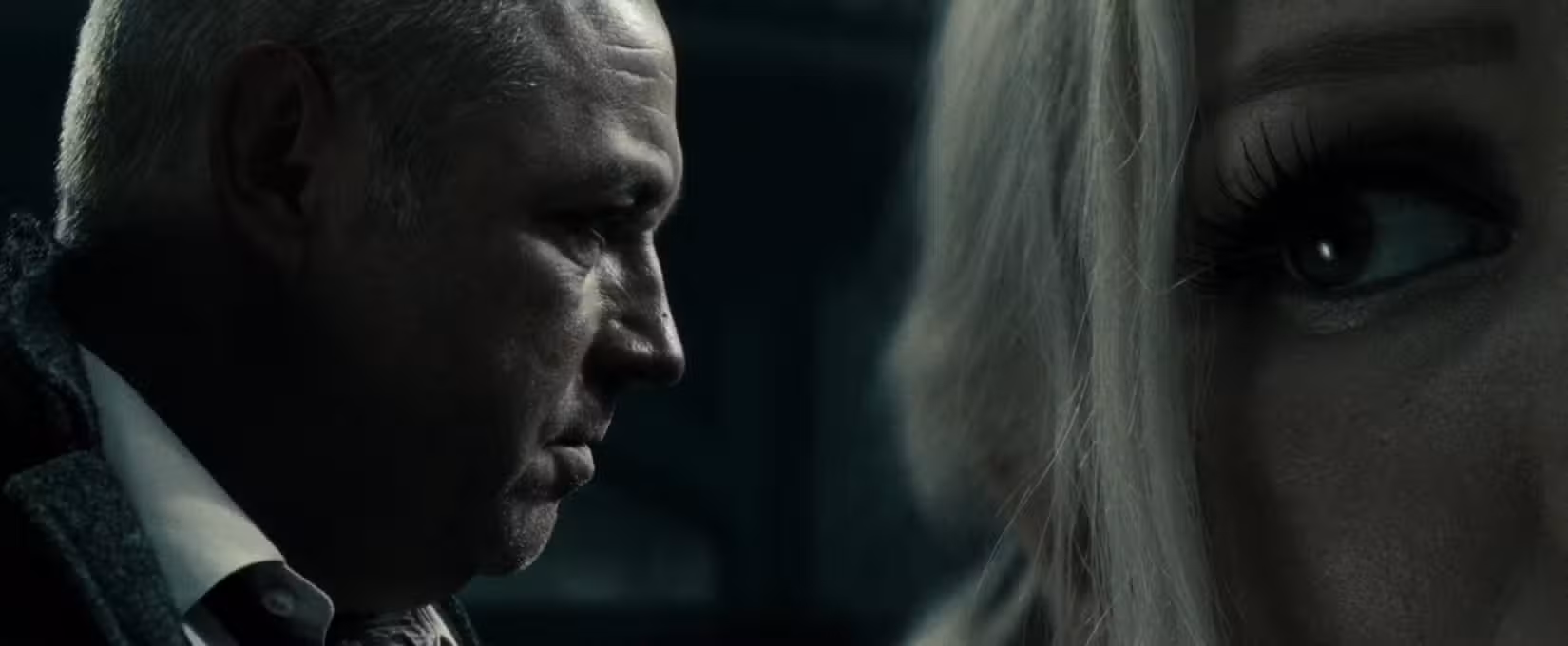 Uma foto dividida em dioptria de Sucker Punch, colocando um close-up extremo do globo ocular de Babydoll no lado direito do quadro e uma foto mais distante (mas ainda em foco) do rosto de seu padrasto no lado esquerdo do quadro.