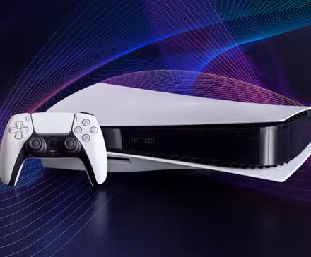 Console e controlador de jogos Sony PS5 em um fundo escuro com linhas multicoloridas giratórias