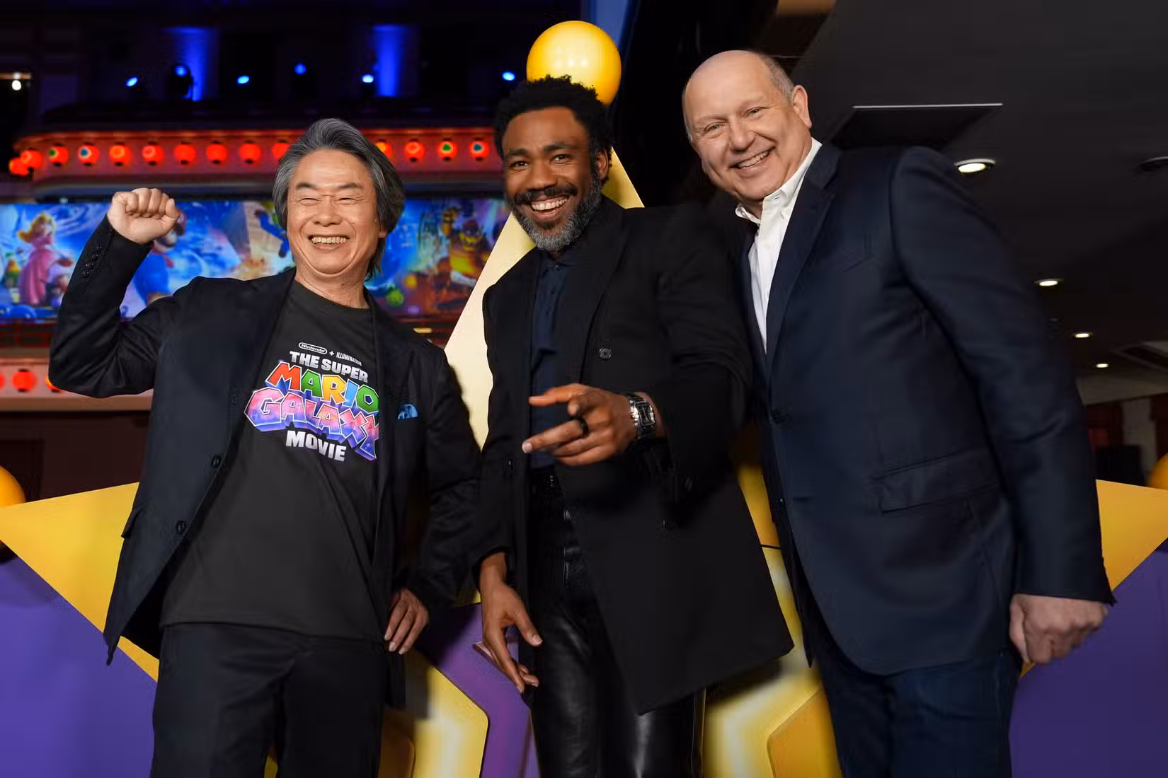 Shigeru Miyamoto, Donald Glover e Chris Meledandri na estreia do filme Super Mario Galaxy em Kyoto